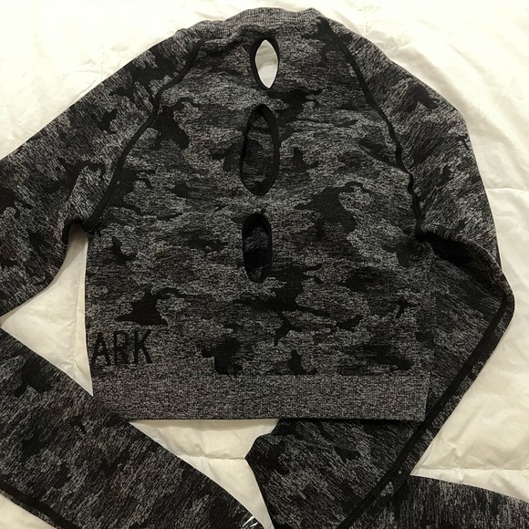 Gymshark Long Sleeve Workout Top - Picture 5 of 5